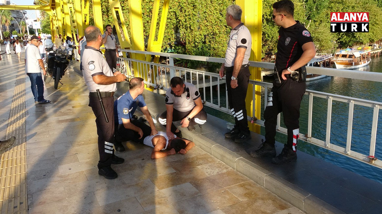 Tarihi Köprünün Korkuluklarında 1