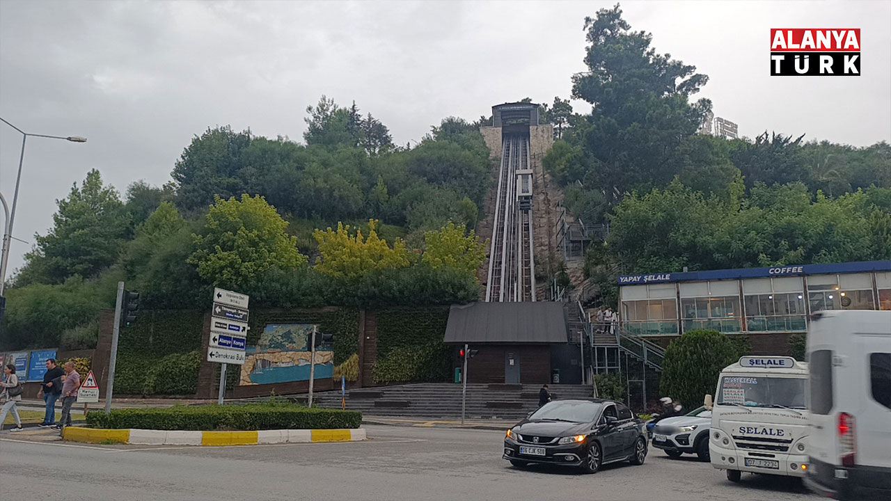 Arkadaşlarıyla şakalaşırken asansörde mahsur kaldılar