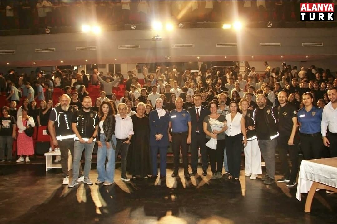 Alanya’da 300 Öğrenciye Bağımlılık Uyarısı! Gerçekler Sahneye Taşındı
