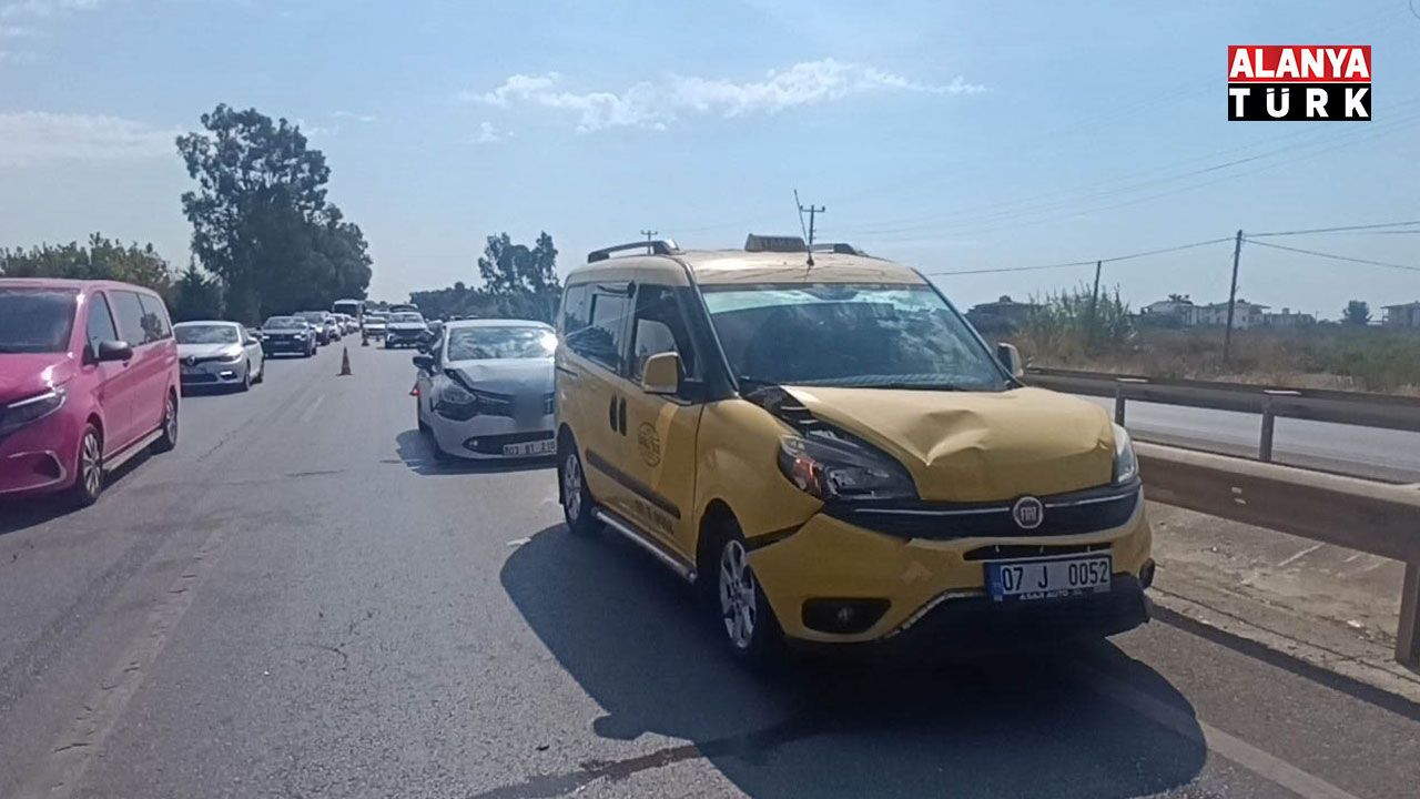 Manavgat'ta 3 Araçla Zincirleme Kaza: Trafikte Kilitlenme Yaşandı