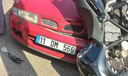 Motosiklet, 'U' dönüşü yapan otomobile çarptı: 2 yaralı