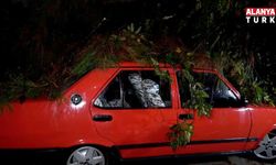 Yağmur ve şiddetli rüzgarda iki araç ve bina zarar gördü