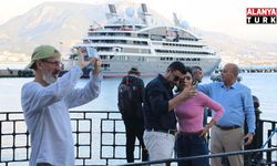 Fransız turistler Alanya’ya lüks yolcu gemisi ile geldi