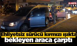 Ehliyetsiz sürücü kırmızı ışıkta bekleyen araca çarptı