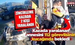 Kazada yaralanan annesini 112 görevlisinin kucağında bekledi