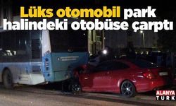 Lüks otomobil park halindeki otobüse çarptı
