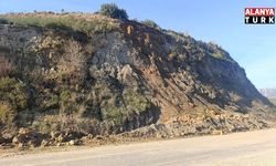 Yol güvenliğini tehdit eden dev kaya parçalanıp kaldırıldı