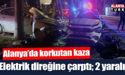 Alanya'da otomobil elektrik direğine çarptı; 2 yaralı