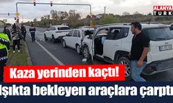 Kırmızı ışıkta bekleyen araçlara çarpıp kaçtı