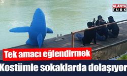 Köpek balığı kostümüyle sokaklarda dolaşıyor