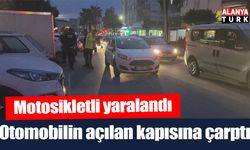 Park halindeki otomobilin açılan kapısına çarpan motosikletli yaralandı