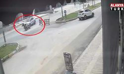 Kaza yapan motosikletli karşı yönden gelen minibüsün altında kaldı