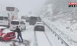 Alacabel'de nisan ayında kar sürprizi, sürücüler zor anlar yaşadı