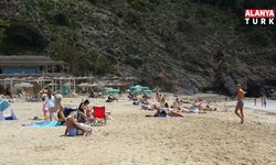 Alanya'da erken yaz görüntüleri: 21 dereceyi gören denize koştu