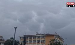 ALANYA’DA GÖKYÜZÜ İKİ GÜNDE RENK DEĞİŞTİ: DÜN KIZIL, BUGÜN DOĞA ŞÖLENİ