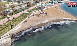 Alanya’da sahildeki siyah tabaka önce tedirgin etti, gerçek sonradan ortaya çıktı