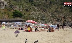 Alanya'da yaz erken geldi, yerli ve yabancı turistler sahile koştu