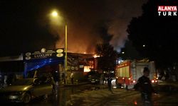 Alevlerin sardığı işyerindeki araçları kurtarmak için seferber oldular