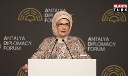 Emine Erdoğan: "Çocuklarımız için şiddeti özendiren ve sıradanlaştıran ne varsa, hangi mecrada ve ne kılıkta olursa olsun kararlılıkla mücadele etmek zorundayız"