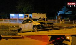 Antalya'da alkollü sürücü tramvay durağına daldı