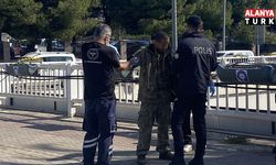 Antalya'da alt geçit demirlerine çıkan genci polis ikna edip indirdi