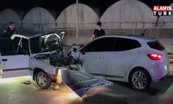 Antalya'da iki otomobilin kafa kafaya çarpıştığı kaza kamerada: 1 ölü