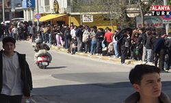 Antalya'da indirimli ikinci el giyim mağazası açılışı yoğun ilgi nedeniyle izdihama dönüştü