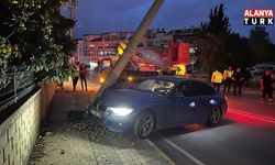 Aydınlatma direğine çarpan otomobilin sürücüsü yaralandı