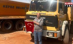 Çöpte bulduğu bayrağı alıp temizleyen ve kamyonuna asan Kepez Belediyesi çalışanına başkandan plaket