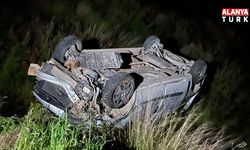 Hafif ticari araç, antik kent girişinde şarampole yuvarlandı: 2 yaralı