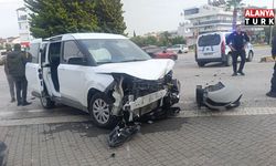 Hafif ticari araçla çarpışan otomobilin sürücüsü yaralandı
