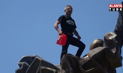 Anıtın tepesinde kulaklık takıp dans etti yanına kimseyi yaklaştırmadı