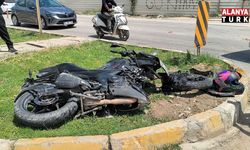 Kaza yapan motosikletli karşı yönden gelen minibüsün altında kaldı