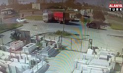 Kamyonun kamyonet ile çarpıştığı kaza kamerada