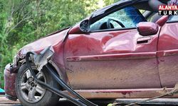 Alanya’da taşa çarpan otomobilin sürücüsü yaralandı