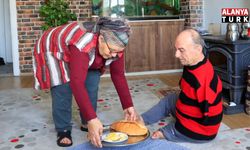 Onu görenler azmine hayran kalıyor: Ayaklarıyla tıraş oluyor, yemek yiyor, para üstü veriyor