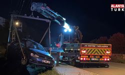 Otomobil 7 metre yükseklikten yuvarlandı, sürücü burnu kanamadan araçtan çıktı