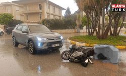 Otomobil ile motosikletin çarpışma anı kamerada: 1 yaralı