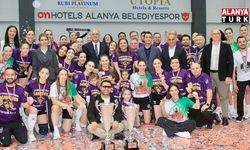 Kaymakam Öztürk, Kadınlar 1. Ligi finallerinde sporcuların heyecanına ortak oldu