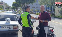 Otomobille çarpışan elektrikli bisiklet sürücüsü, park halindeki aracın altına sürüklendi