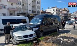 Serik'te tur minibüsü ile otomobil çarpıştı: 2 yaralı