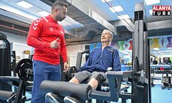 Spor tutkunu 86 yaşındaki 'süper dede', gençlere taş çıkartıyor