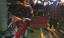 Alanya’da ağaca çarpan otomobilin sürücüsü ağır yaralandı
