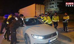 Sızan sürücüyü uyandırmak için aracı beşik gibi salladılar