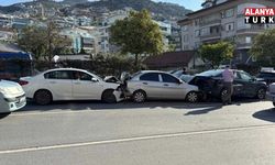 Alanya’da 7 araçlı zincirleme kaza