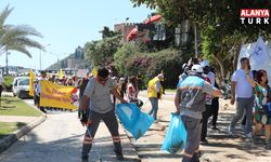 1 Mayıs kutlamalarında yürüyen işçilerle çalışan işçiler aynı karede