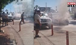 Alanya’da otomobilin motor kısmından dumanlar yükseldi, yangını vatandaş söndürdü