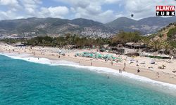 Alanya'da yaz havası sahilleri doldurdu