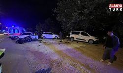 Alanya'nın komşusu Manavgat'ta  kontrolden çıkan otomobil park halindeki araçları hurdaya çevirdi: 4 yaralı