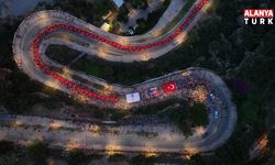 Antalya'da 400 metrelik Türk bayrağıyla fener alayı